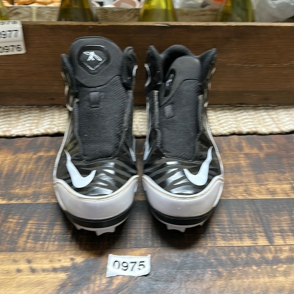 Nike mens 10-1/2 swing man pre worn no shoe strings as shown in pictures.